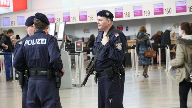 Flughafen Schwechat, Sicherheit… Obwohl in Österreich nach den Terroranschlägen in Brüssel weiterhin nur eine "abstrakte Gefährdung" gegeben ist, sind die Sicherheitsmaßnahmen dennoch verschärft worden.