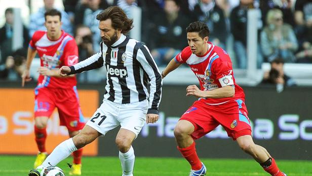 epa03617873 Juventus midfielder Andrea Pirlo (C) in action against Catania&#039;s forward Marco Biagianti (R) during the Italian Serie A soccer match between Juventus FC and Catania Calcio at Juventus Stadium in Turin, Italy, 10 March 2013. EPA/ALESSANDRO DI MARCO