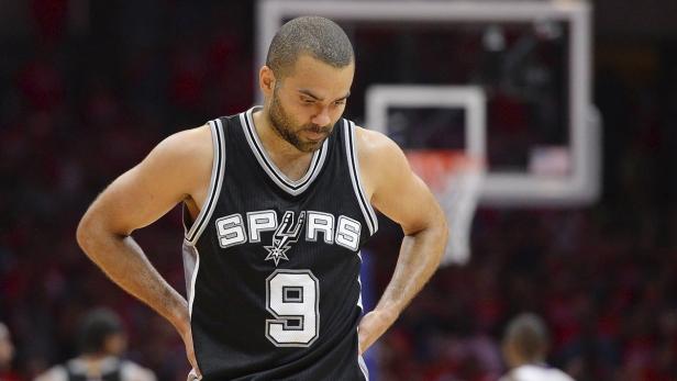 Tony Parker im Trikot der San Antonio Spurs mit gesenktem Kopf.