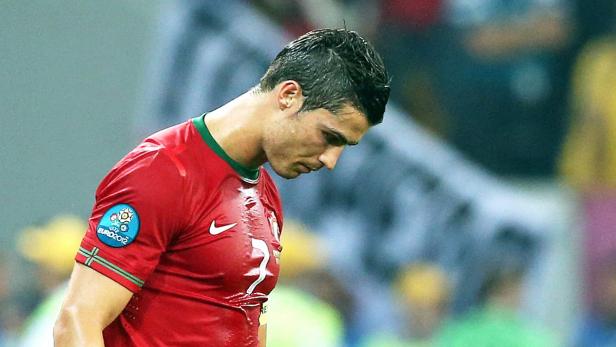 Cristiano Ronaldo im Trikot der portugiesischen Nationalmannschaft mit gesenktem Kopf.