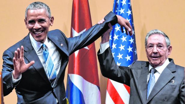 Obama ließ sich von Raul Castro sichtlich nur ungern den Arm hochheben