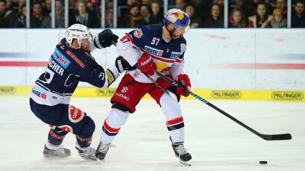 Zwei Eishockeyspieler kämpfen um den Puck auf dem Eis.