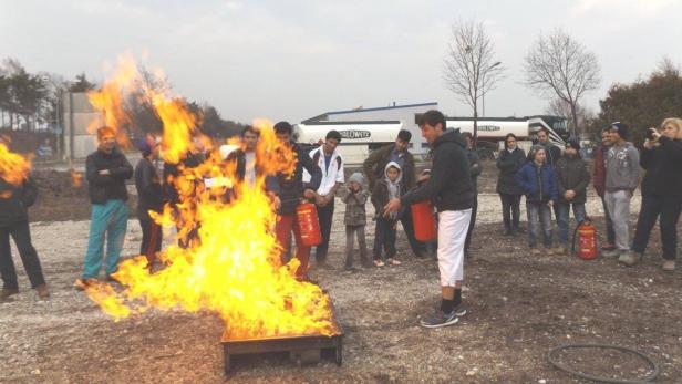 Löschtraining an brennenden Ölwannen wurde von Asylwerbern intensiv in Anspruch genommen