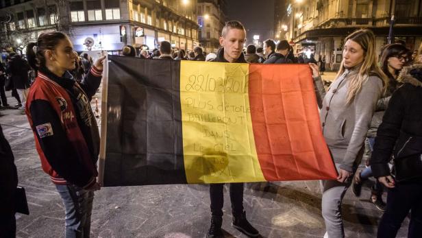 Die belgische Nationalfahne sah man letzte nacht auf der ganzen Welt.