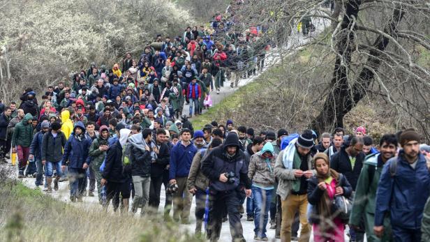 Flüchtlinge hängen weiterhin an der griechisch-mazedonischen Grenze fest.