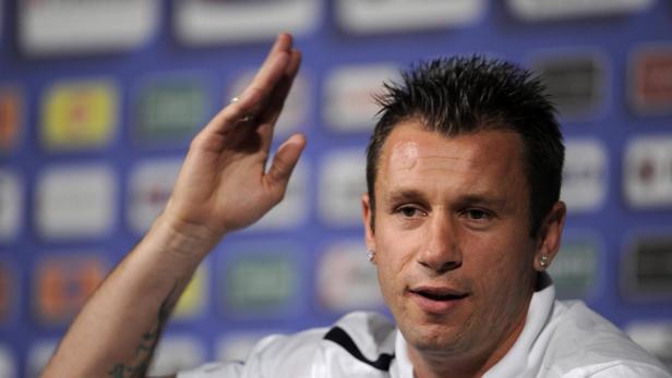 EPAepa03261158 Italian national soccer player Antonio Cassano speaks during a press conference at Casa Azzurri in Krakow, Poland, 12 June 2012. Italy will face the team of Croatia in a Group C match of the UEFA EURO 2012 in Poznan on 14 June. EPA/MAURIZI Schwulenfeindlicher Cassano