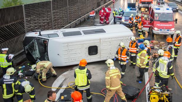 Rettungskräfte am Unfallort.