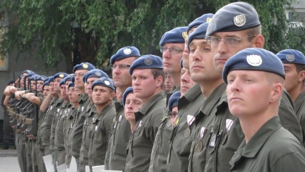 Müde und gleichzeitig auch stolz nahmen Dienstag die Soldaten der ABC-Abwehrschule ihre Einsatzmedaillen entgegen.