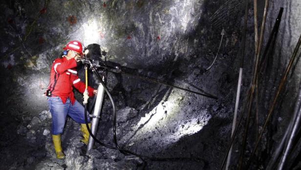 REUTERSWorkers check a drilling equipment in a gold mine operated by state miner PT Aneka Tambang Tbk (ANTAM) at Cibaliung in Banten province May 24, 2010. The Cibaliung mine has an estimated mine life of six years, with gold metal reserves of around 12,8 Diesel so gefährlich wie Asbest und Senfgas