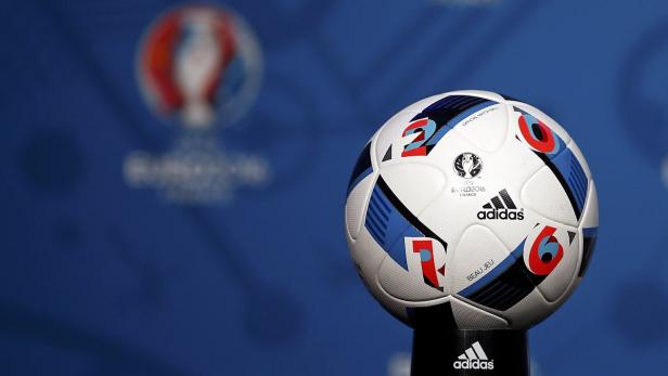 Der offizielle Spielball „Beau Jeu“ der UEFA Euro 2016 von Adidas.
