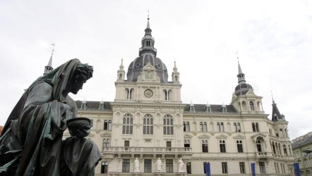 Eine Statue vor dem Grazer Rathaus in Österreich.