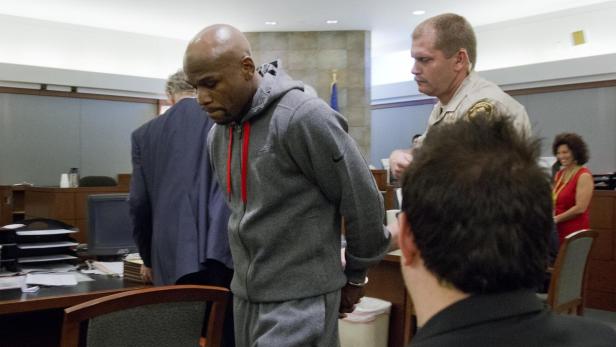 dapdFloyd Mayweather Jr., left, is led away by court marshall Ron Johnson, Friday, June 1, 2012, in Las Vegas, to begin a 90-day jail term for attacking his ex-girlfriend in September 2010 while two of their children watched. The undefeated five-division Mayweather beantragt Haftverschonung