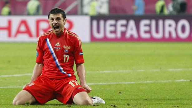 Ein russischer Fußballspieler jubelt auf dem Rasen.