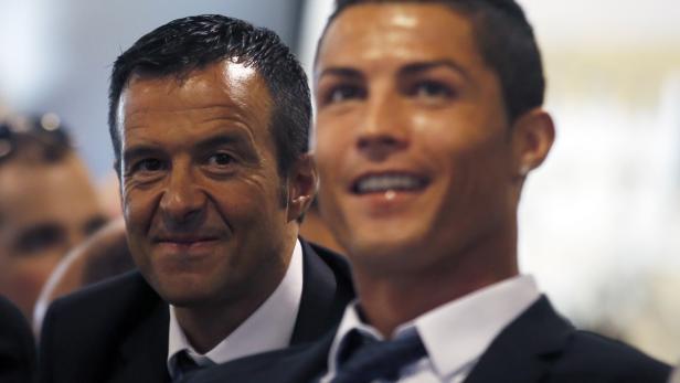 Der Macher im Hintergrund: Hinter Weltfußballer Cristiano Ronaldo steht mit Jorge Mendes der Größte seines Fachs.