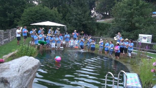 Trachtenmusikkapelle Viehdorf nahm Schwimmteich in Beschlag und trommelte für das Dorffest am Wochenende