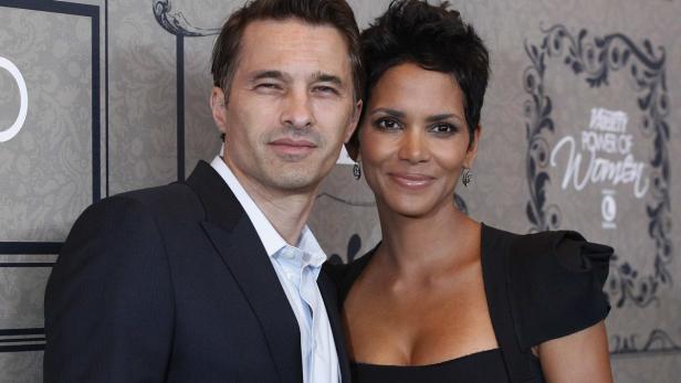 Halle Berry und Olivier Martinez posieren zusammen auf einer Veranstaltung.