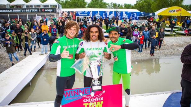 Drei Wassersportler posieren mit einem Pokal beim Chiemsee Tow In 2015.