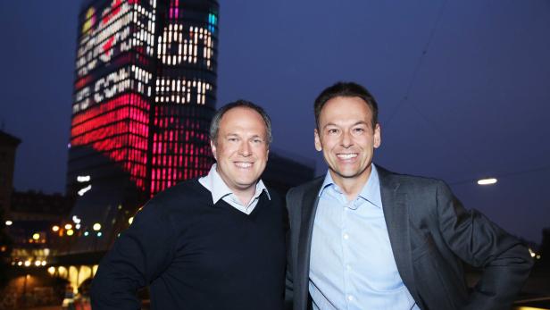 Unübersehbar: Der Uniqa-Tower leuchtet im Song-Contest-Look. ORF-Direktor Grasl (li.) und Uniqa-CEO Brandstetter strahlen mit