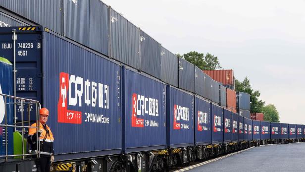 Bis zu 20 Züge mit jeweils 40 vollen Containern bringen täglich Nachschub aus China nach Duisburg.