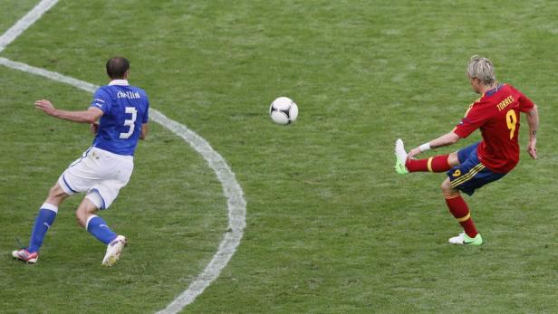 Fernando Torres schießt den Ball, während Giorgio Chiellini zusieht.