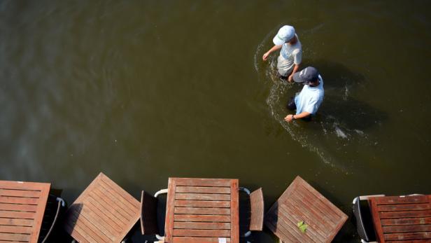 Überschwemmte Uferpromenade am Aasee in Münster