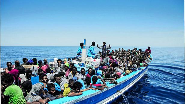 Insgesamt wurden nach Angaben der italienischen Küstenwache am Wochenende mehr als 5.800 Flüchtlinge gerettet.