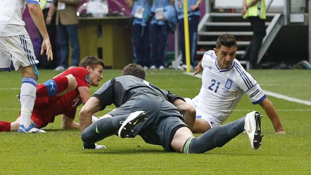 Während eines Fußballspiels kämpfen mehrere Spieler auf dem Rasen um den Ball.