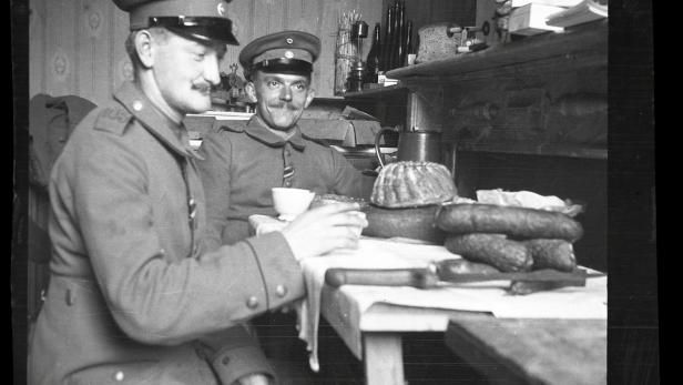 Fotograf Walter Naumann (geb. 1888 in Böhlitz-Ehrenberg) war 1914 bis 1918 Meldegänger des königlich sächsischen 6. Infanterieregiments. Im Bild: Heimgekehrte Urlauber