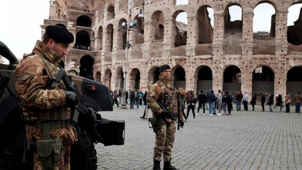 Einsatzkräfte patrouillieren vor dem Kolosseum in Rom