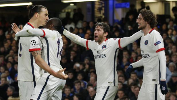 Spieler von Paris Saint-Germain feiern ein Tor.