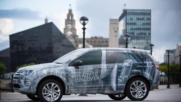 Ein mit einer Grafik versehener Land Rover steht vor Gebäuden in Liverpool.