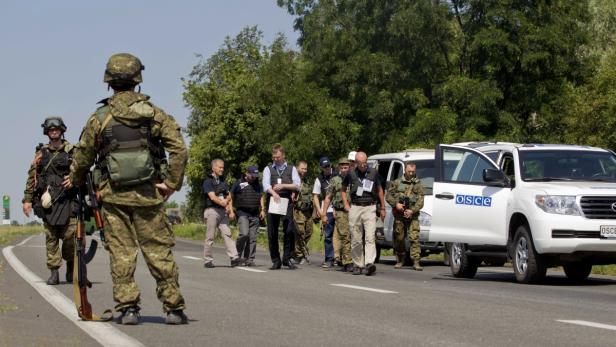 Prorussische Separatisten blockieren die Straße, die OSZE-Mitarbeiter kommen nicht weiter.