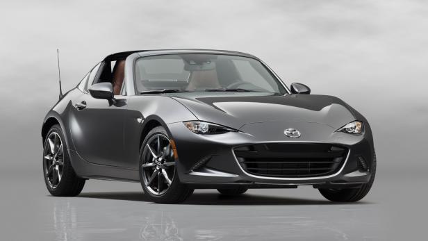 Ein grauer Mazda MX-5 Roadster vor einem neutralen Hintergrund.