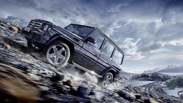 Ein schwarzer Mercedes-Benz G-Klasse fährt einen steinigen Hang hinauf.