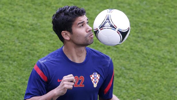 Ein kroatischer Fußballspieler balanciert einen Ball auf seiner Nase.