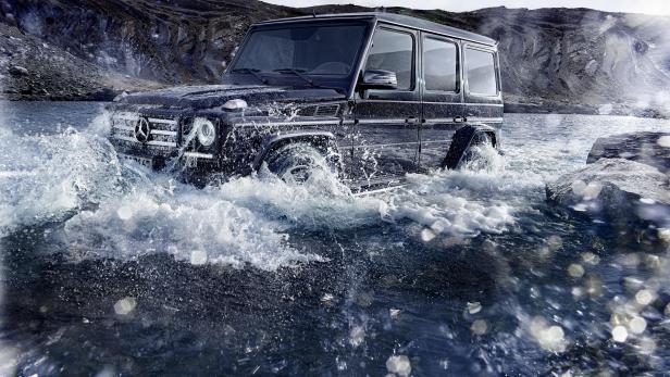 Ein schwarzer Mercedes-Benz G-Klasse fährt durch tiefes Wasser.