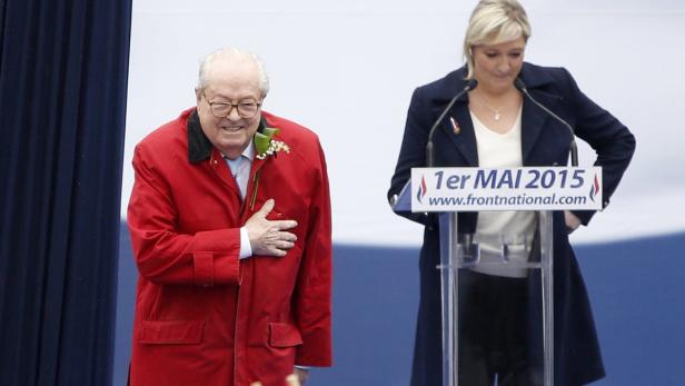 Marine Le Pens Hoffnung, den Vater politisch auf weniger schroffe Weise entsorgen zu können, zerstob bei der Pariser FN-Kundgebung am 1. Mai: Da störte er den Auftritt der Parteichefin.