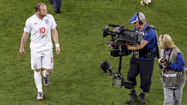 REUTERSEnglands Wayne Rooney (L) talks to the camera at the end of their goalless draw against Algeria at Green Point stadium in Cape Town June 18, 2010. REUTERS/Oleg Popov (SOUTH AFRICA - Tags: SPORT SOCCER WORLD CUP) TV: Premier League als Top-Vermarkter