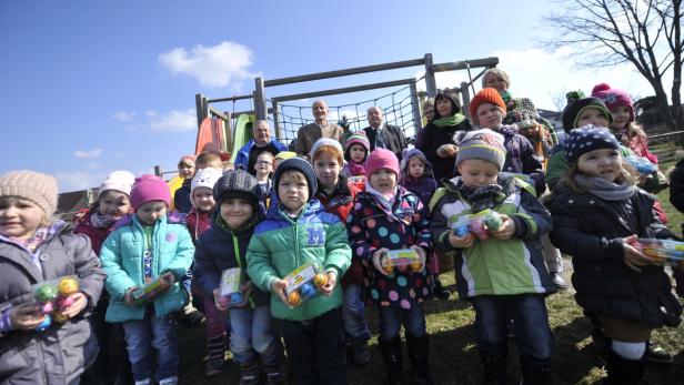 Die Kindergartenkinder von Drassmarkt bekamen auch für zu Hause ein paar Ostereier mit von der Firma Schlögl Ei mit