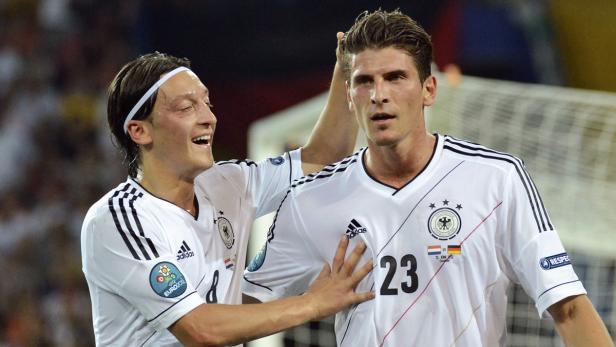 Mesut Özil gratuliert Mario Gómez zu einem Tor für die deutsche Nationalmannschaft.