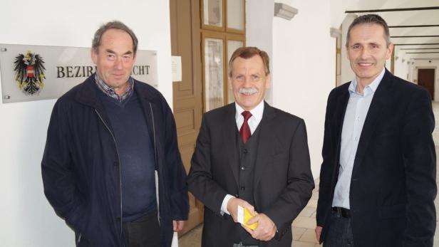 Bürgermeister Martin Ploderer (M.), Tourismusobmann Mayr (l.), Vizebürgermeister Josef Schachner am Bezirksgericht