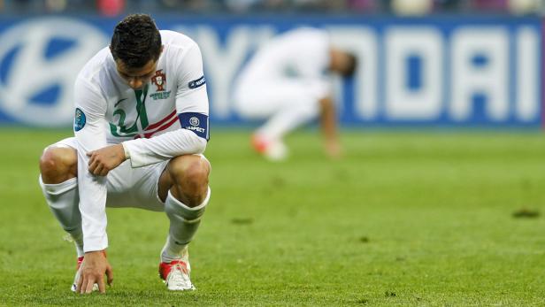 Cristiano Ronaldo kniet enttäuscht auf dem Rasen.