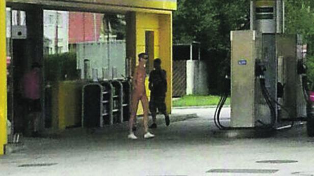 Auf einem Foto kommt die Frau nackt aus einem Tankstellenshop