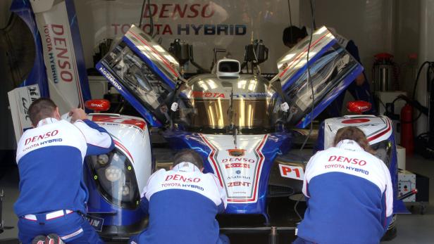 Letzte Arbeiten: Mechaniker schrauben am Hybrid-Toyota von Alexander Wurz, der Österreicher sieht sein Team aber in der Außenseiterrolle