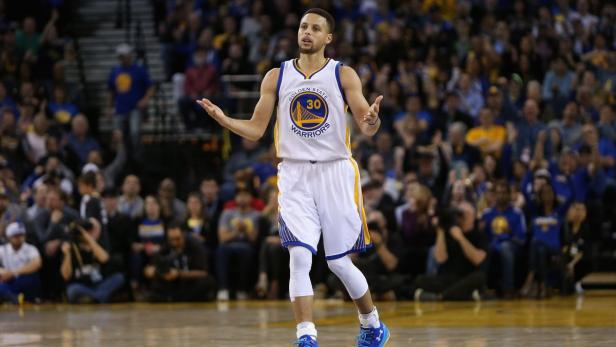 Stephen Curry gestikuliert während eines Basketballspiels.