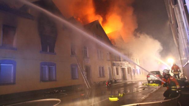 epa03617492 Members of the fire services fighting a blaze following a fire tht broke out in a flat in the town of Backnang, southern Germany in the early hours of 10 March 2013.. At least seven persons perished in the fire. EPA/BENJAMIN BEYTEKIN -