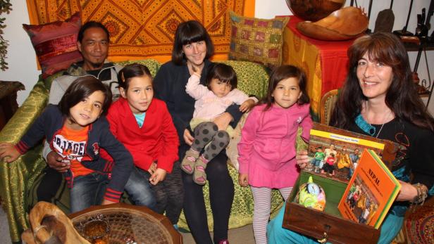 Katharina Raner (m.), Ehemann Bhupendra und ihre Kinder Nilam, Samuel, Neema, Nisha im Amstettener Nepal-Shop „L3“ von Ulli Fink (r.)