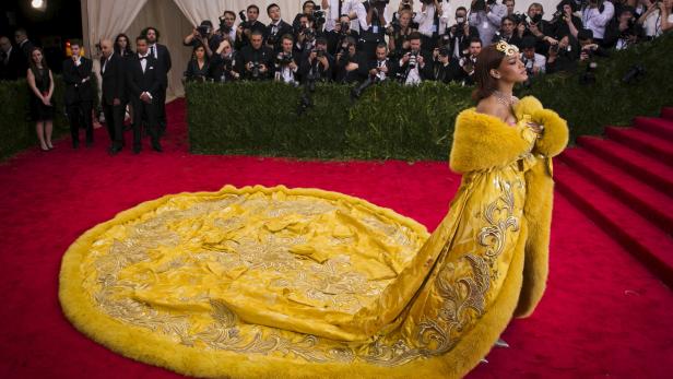 Gelbe Opulenz mit Schleppe: Sängerin Rihanna kam in Guo Pei und Cartier und sorgte für einen spektakulären Auftritt.