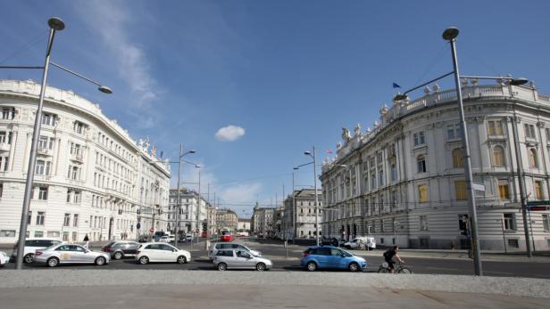 Blick auf den Schwarzenbergplatz in Wien mit historischen Gebäuden und regem Verkehr.