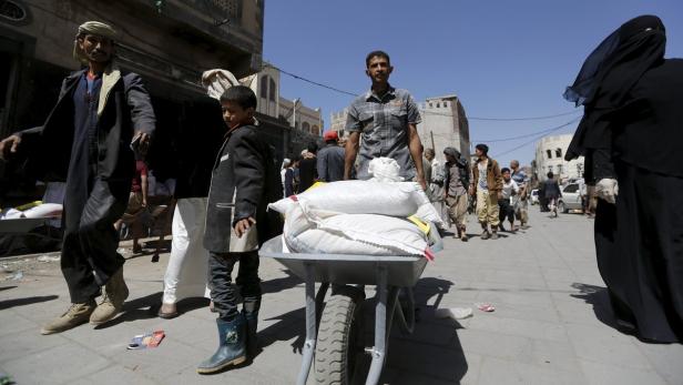 Ein Mann transportiert einen Sack mit Mehl durch Sanaa.